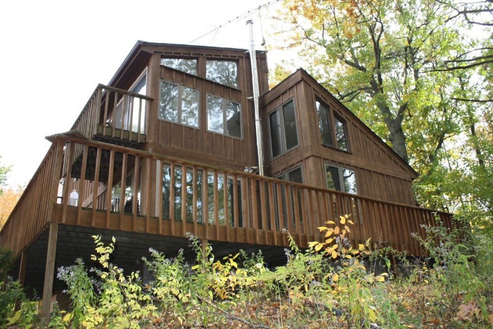 Wisconsin home before Milwaukee siding contractors